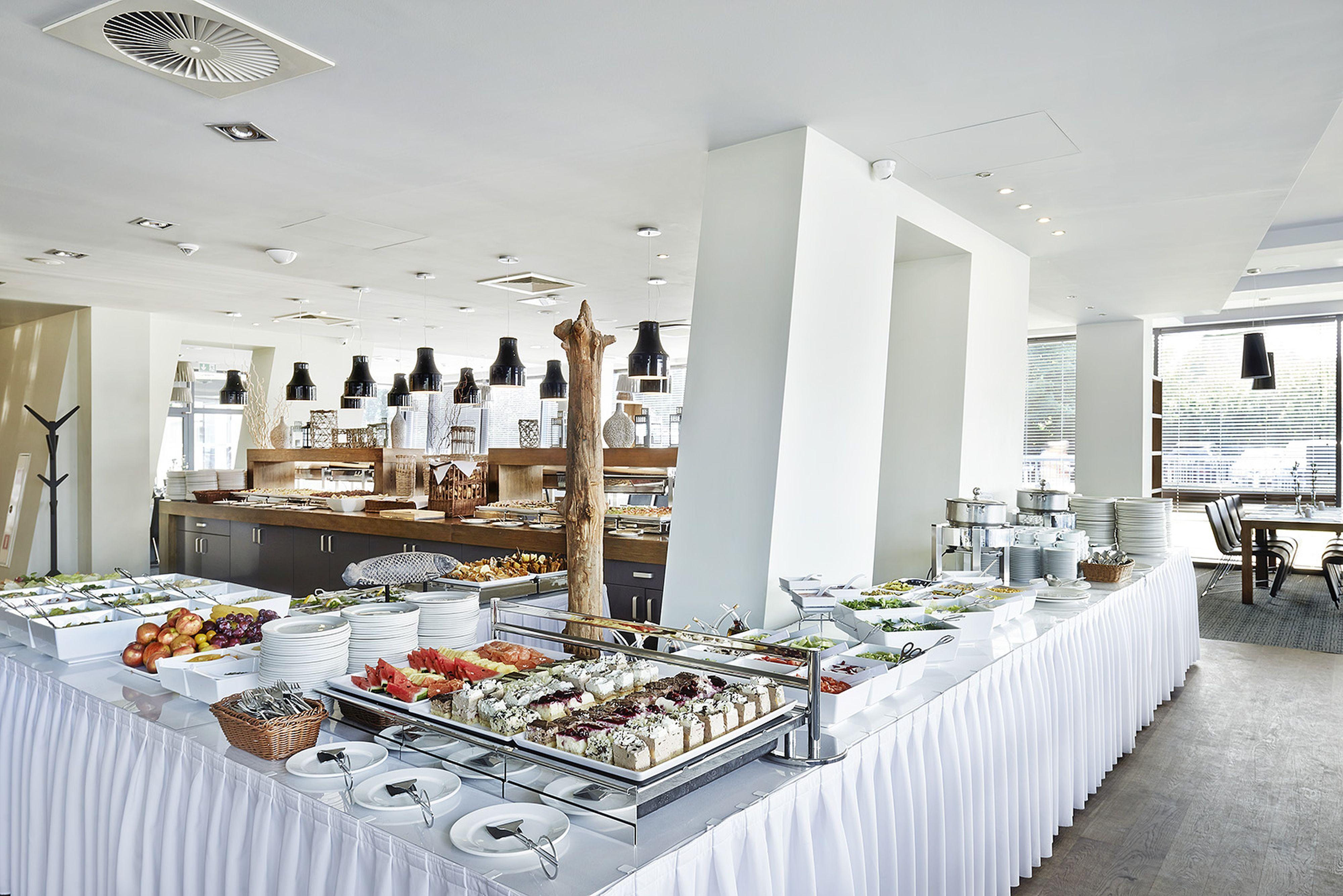 マリーン ホテル コウォブジェク エクステリア 写真 A buffet at a hotel