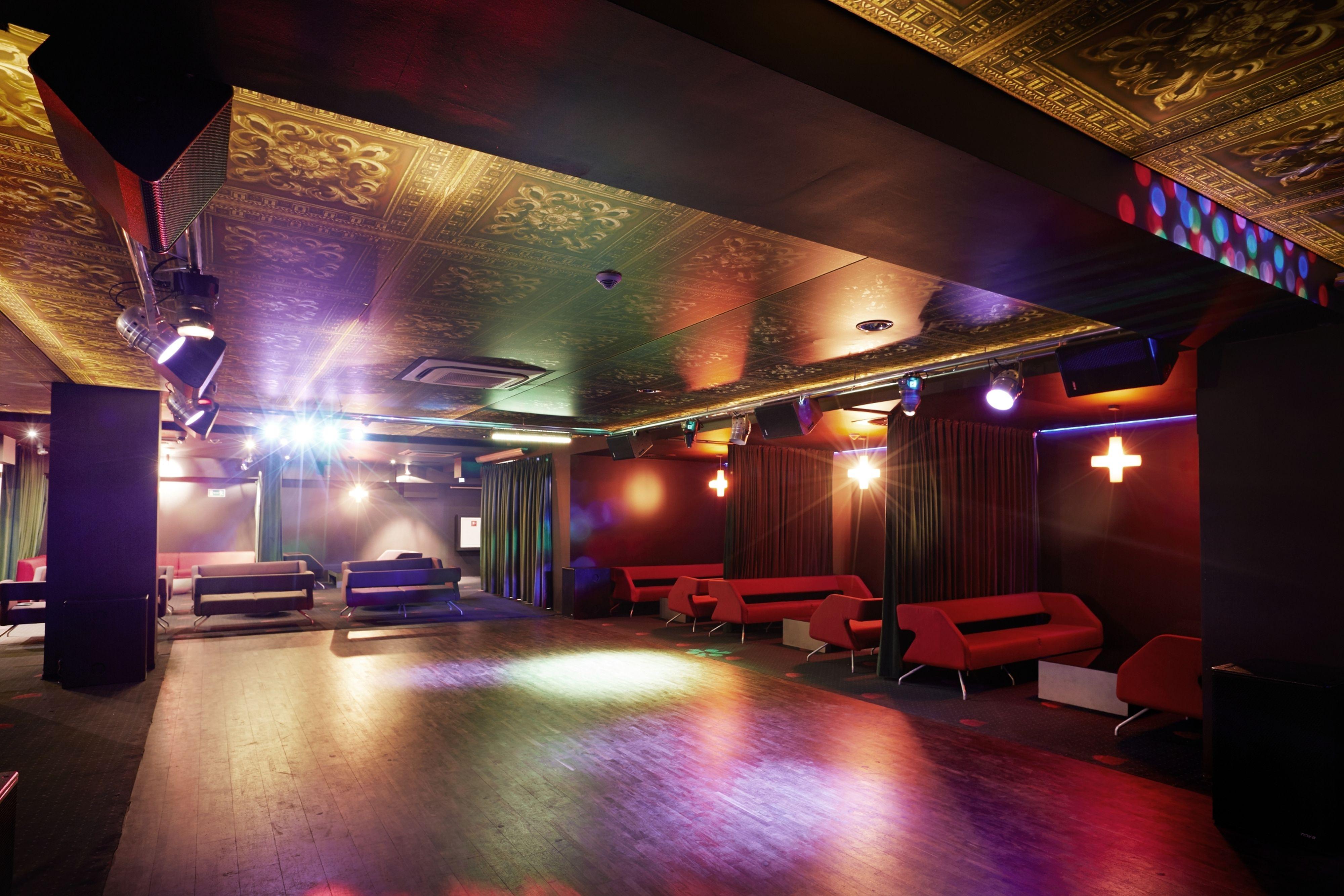 マリーン ホテル コウォブジェク エクステリア 写真 The interior of the nightclub