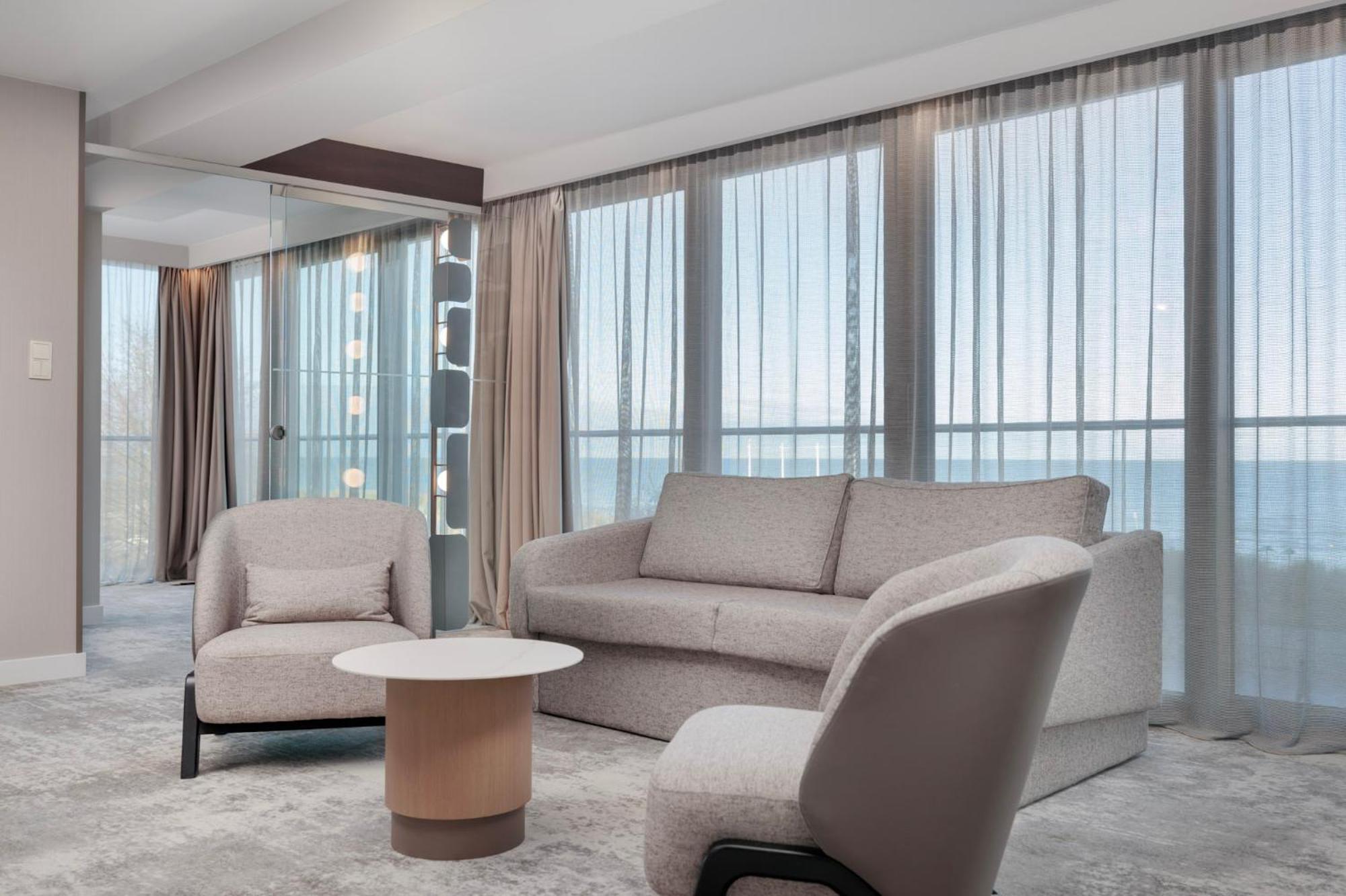 マリーン ホテル コウォブジェク エクステリア 写真 A living room in a suite at the Ritz-Carlton, DIFC